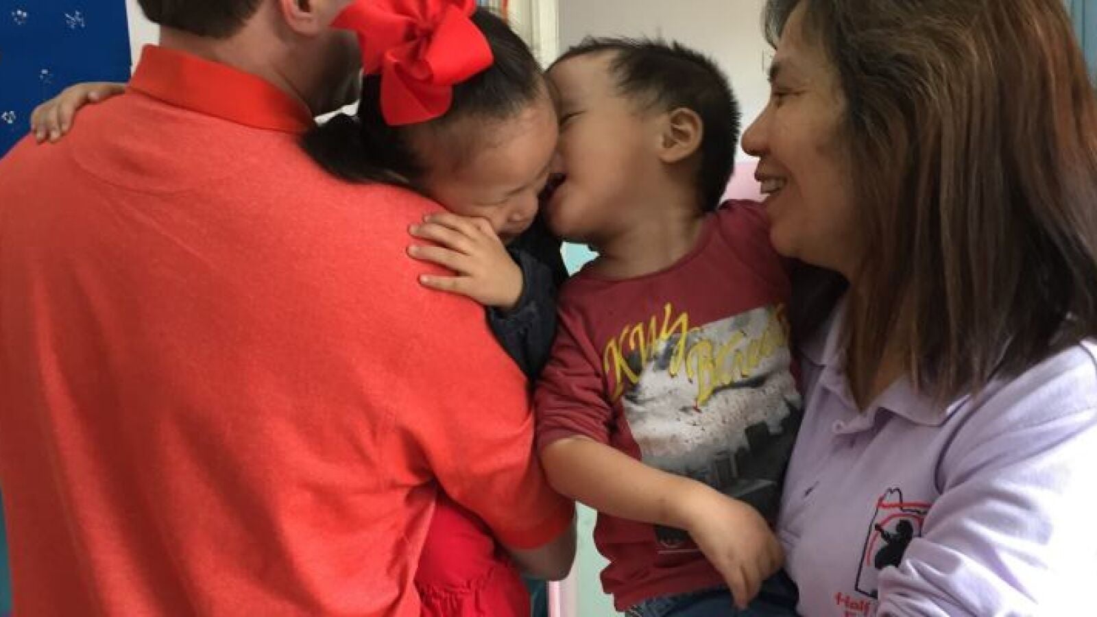 El reencuentro de dos niños inseparables tras ser adoptados