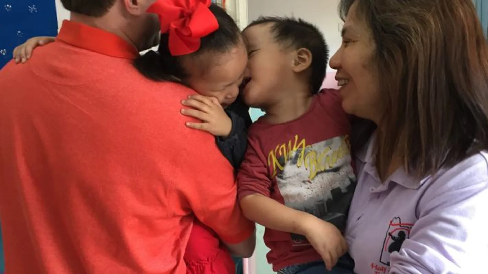El reencuentro de dos niños inseparables tras ser adoptados