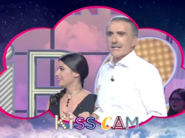 La Kiss Cam caza a Ares Teixidó y Juan y Medio La Kiss Cam caza a Ares Teixidó y Juan y Medio