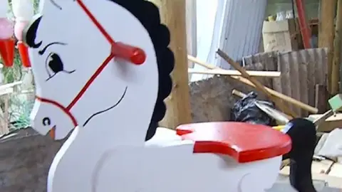 Así son algunos de los juguetes que el anciano crea Así son algunos de los juguetes que el anciano crea