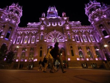Vista del Palacio de Cibeles, sede del Ayuntamiento de Madrid, iluminado de rosa con motivo de la celebración del Día Internacional de la Niña
