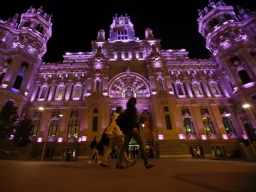 Vista del Palacio de Cibeles, sede del Ayuntamiento de Madrid, iluminado de rosa con motivo de la celebración del Día Internacional de la Niña Vista del Palacio de Cibeles, sede del Ayuntamiento de Madrid, iluminado de rosa con motivo de la celebración del Día Internacional de la Niña