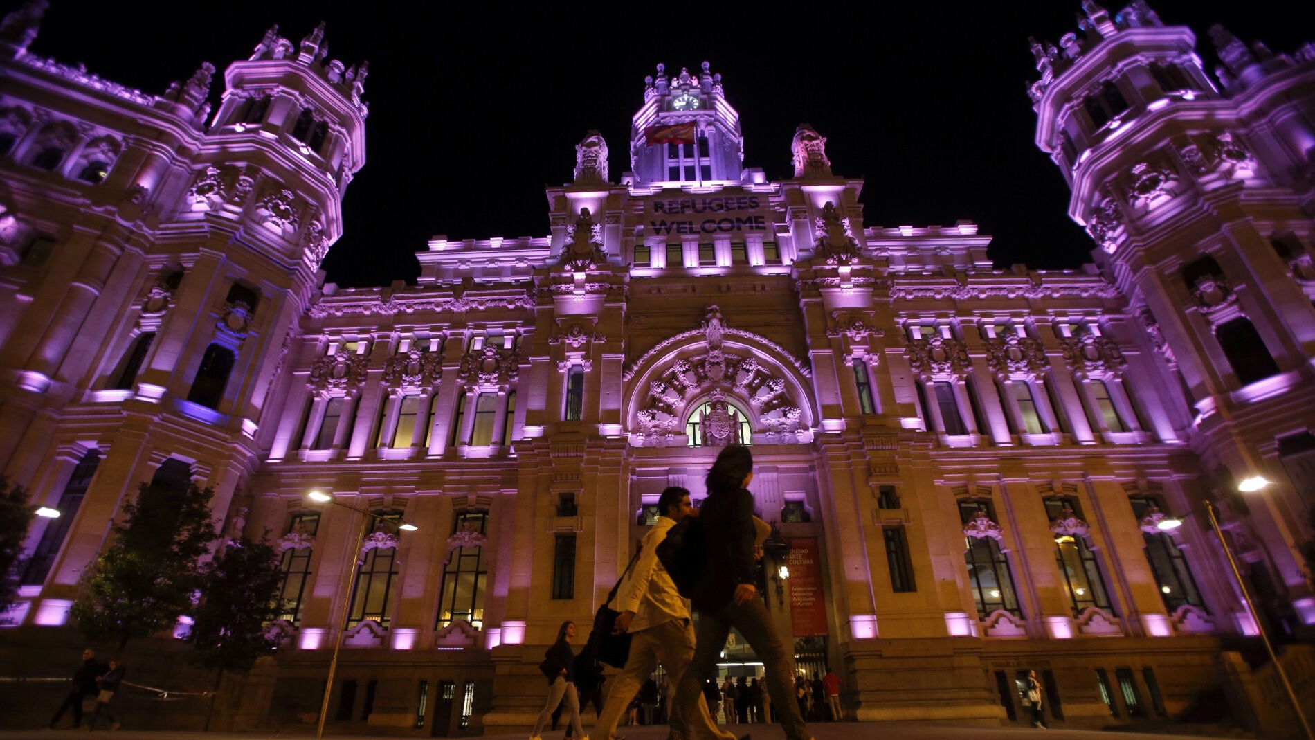 Vista del Palacio de Cibeles, sede del Ayuntamiento de Madrid, iluminado de rosa con motivo de la celebraci&oacute;n del D&iacute;a Internacional de la Ni&ntilde;a