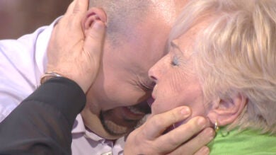 Julio sorprende a su madre tras dos años alejado de ella 