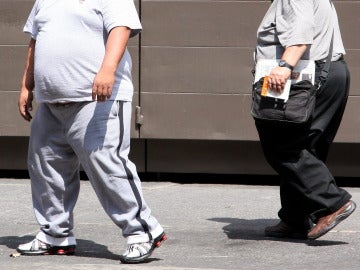 Dos hombres con obesidad