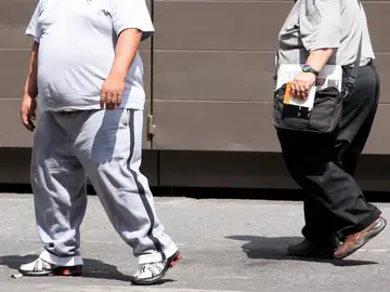 Dos hombres con obesidad Dos hombres con obesidad