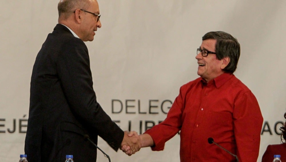 Los jefes negociadores del Gobierno colombiano Mauricio Rodríguez y de la guerrilla del ELN
