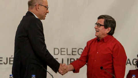 Los jefes negociadores del Gobierno colombiano Mauricio Rodr&iacute;guez y de la guerrilla del ELN