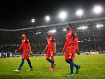 Los jugadores del Inglaterra abandonan el campo tras el empate ante Eslovenia