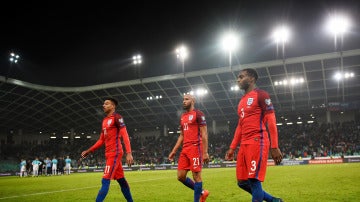 Los jugadores del Inglaterra abandonan el campo tras el empate ante Eslovenia