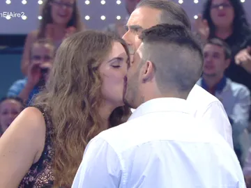 Miriam declara amor eterno y hace una proposición de matrimonio única Miriam declara amor eterno y hace una proposición de matrimonio única