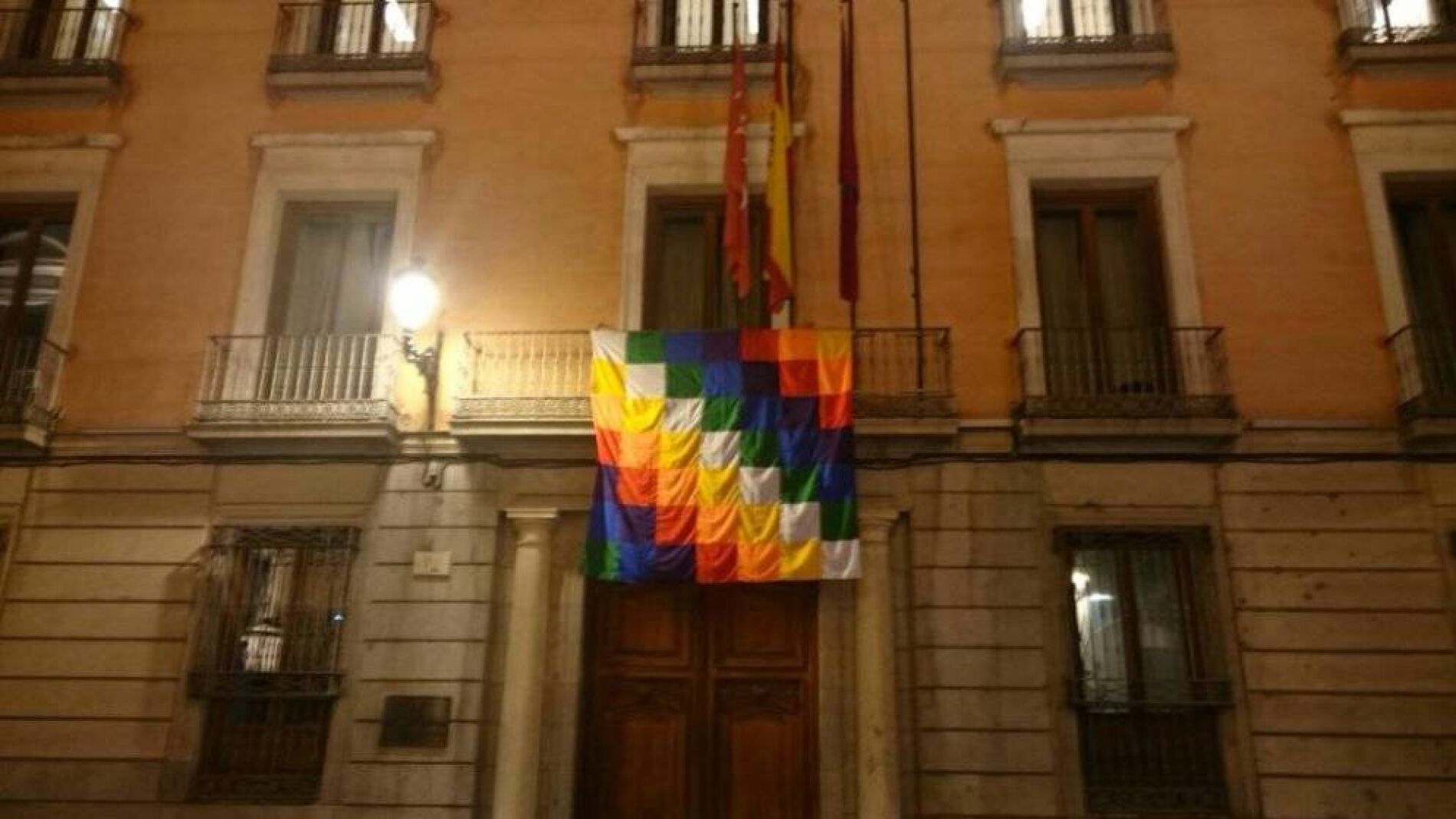 La bandera ind&iacute;gena en el balc&oacute;n de la Junta Municipal de Centro del Ayuntamiento de Madrid