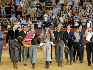 Adrián sale a hombros de la plaza Adrián sale a hombros de la plaza