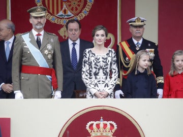 Los Reyes y sus hijas presiden el desfile de la Fiesta Nacional