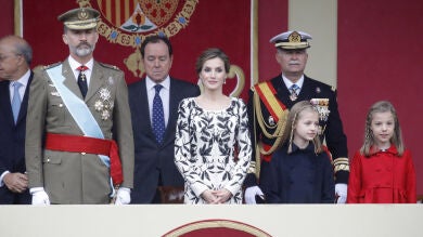 Los Reyes, acompañados por sus hijas, presiden el desfile del Día de la Fiesta Nacional, el primero con un Gobierno en funciones 