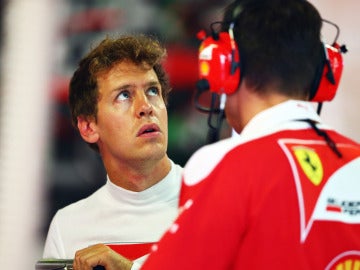 Sebastian Vettel, en el box de Ferrari en Monza
