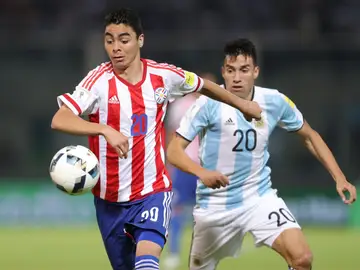 Gaitán intenta robar el balón en el Paraguay - Argentina Gaitán intenta robar el balón en el Paraguay - Argentina
