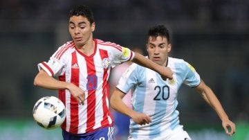 Gaitán intenta robar el balón en el Paraguay - Argentina