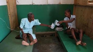 Personas enfermas de cólera reciben atención médica en Haití, tras el paso del huracán Matthew