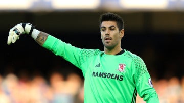 Víctor Valdés da instrucciones a sus jugadores en el Middlesbrough