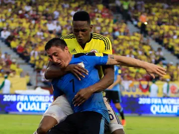 Cristian Rodríguez y Yerry Mina se disputan el balón Cristian Rodríguez y Yerry Mina se disputan el balón