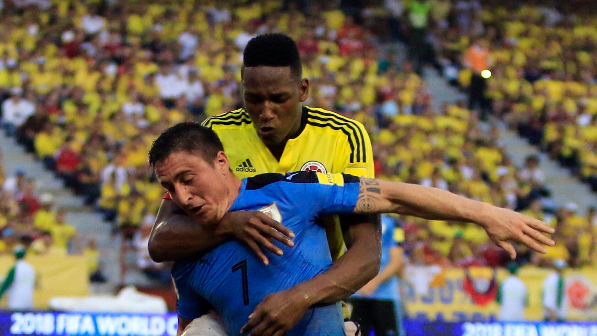 Cristian Rodr&iacute;guez y Yerry Mina se disputan el bal&oacute;n