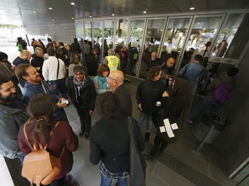 Varias personas se concentran en el Ayuntamiento de Badalona Varias personas se concentran en el Ayuntamiento de Badalona