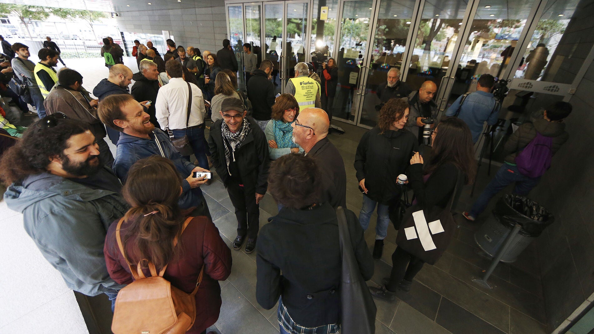 Varias personas se concentran en el Ayuntamiento de Badalona