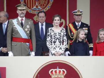 Los Reyes presiden el primer desfile del 12 de octubre con un Gobierno en funciones Los Reyes presiden el primer desfile del 12 de octubre con un Gobierno en funciones