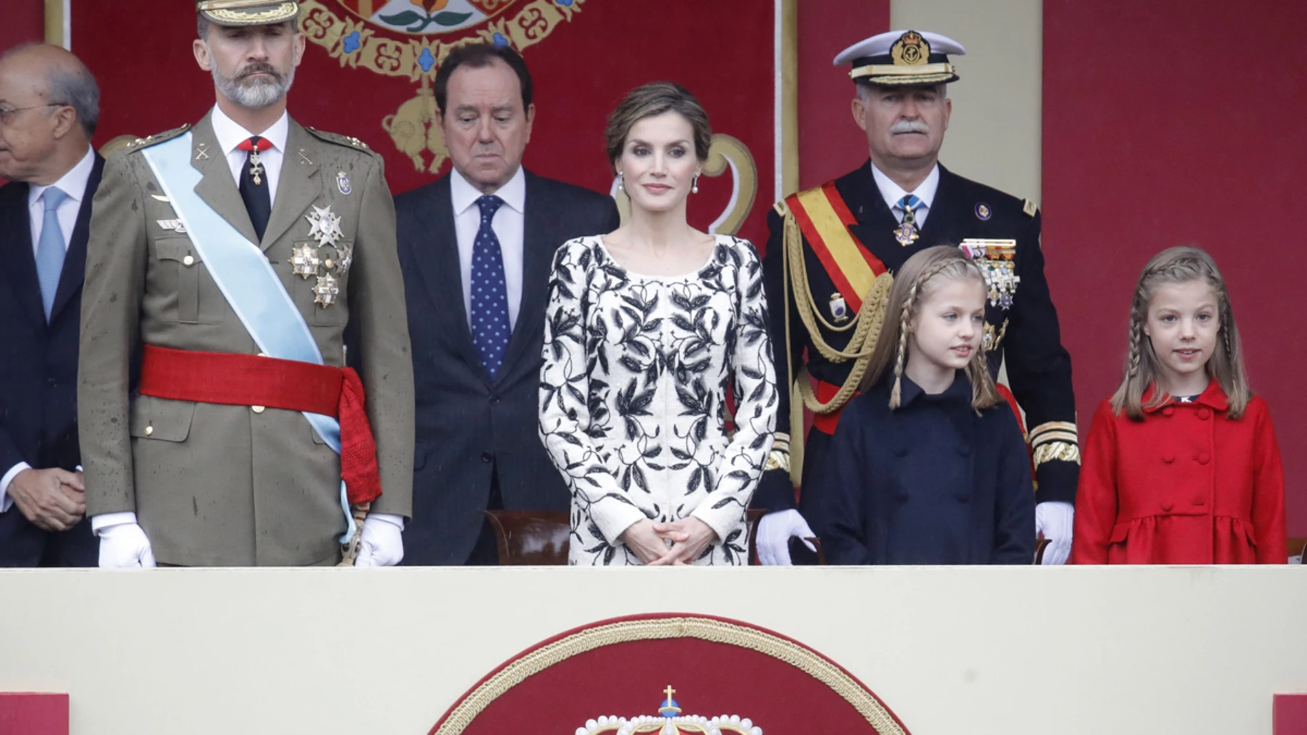Los Reyes presiden el primer desfile del 12 de octubre con un Gobierno en funciones Los Reyes presiden el primer desfile del 12 de octubre con un Gobierno en funciones