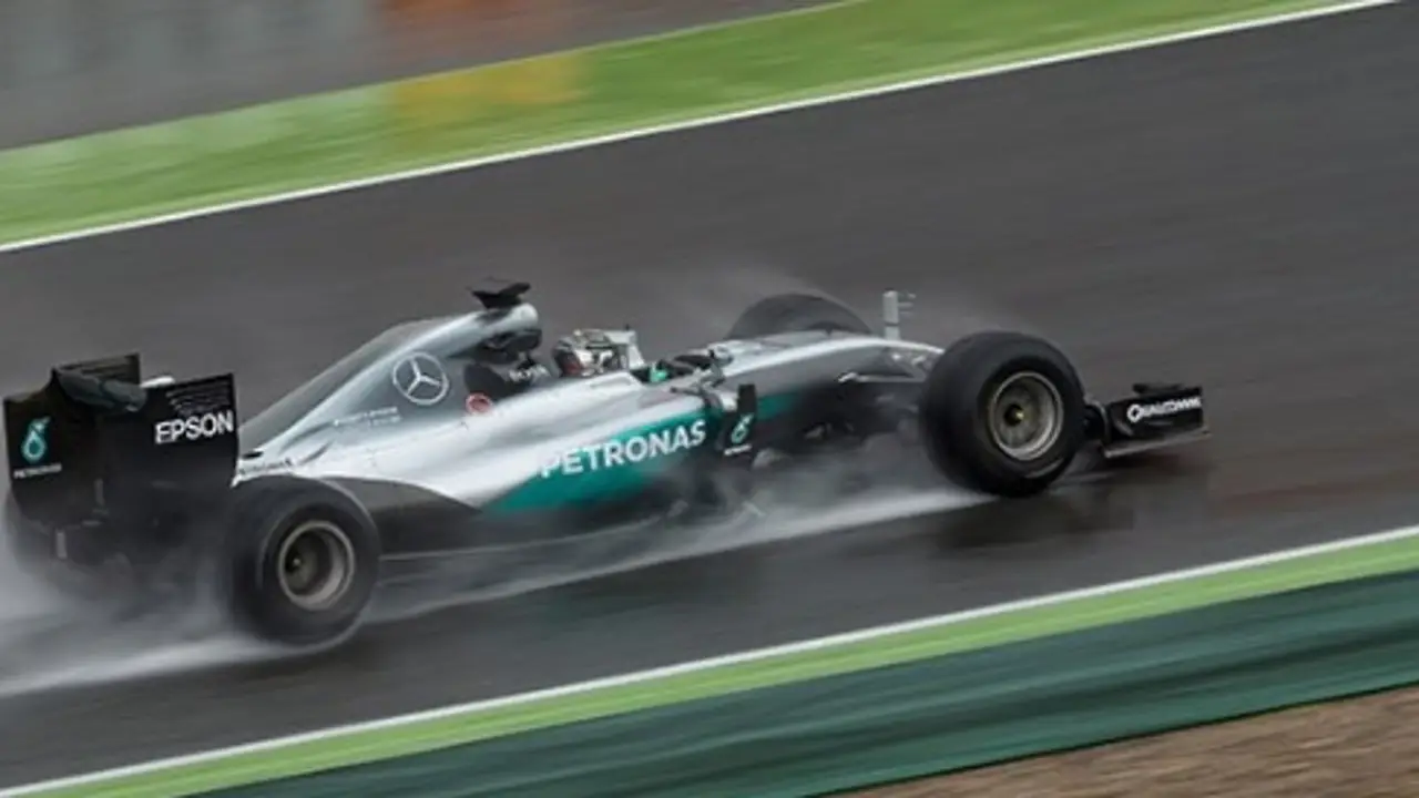 Rosberg, bajo la lluvia en Montmeló