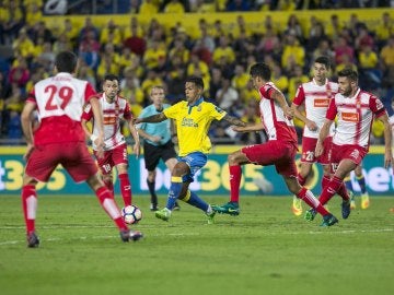 Jonathan Viera controla un balón rodeado por jugadores del Espanyol