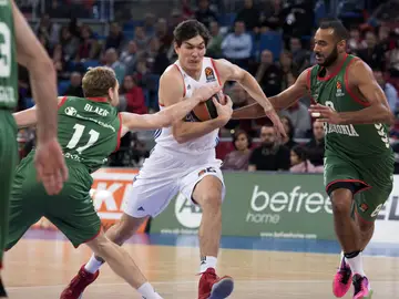 Jugadores del Baskonia y del Efes durante el partido de Euroliga Jugadores del Baskonia y del Efes durante el partido de Euroliga