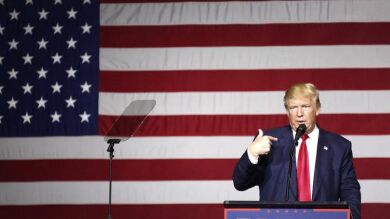 Trump afirma que las encuestas están manipuladas para favorecer a Clinton