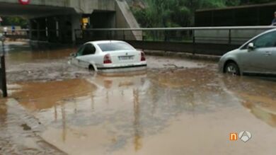 Una inesperada granizada inunda comercios y destroza varios coches en Girona