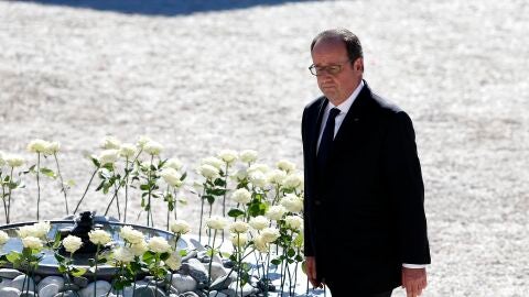 El presidente franc&eacute;s,Fran&ccedil;ois Hollande, hoy, durante la ceremonia por la v&iacute;ctimas de Niza