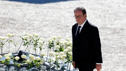 El presidente francés,François Hollande, hoy, durante la ceremonia por la víctimas de Niza El presidente francés,François Hollande, hoy, durante la ceremonia por la víctimas de Niza