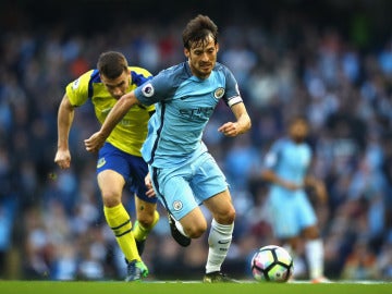 Silva conduce el balón en un partido con el Manchester City