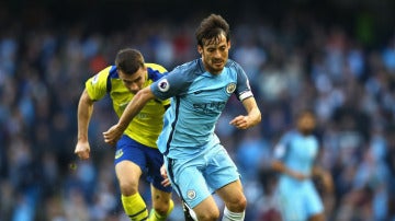 Silva conduce el balón en un partido con el Manchester City