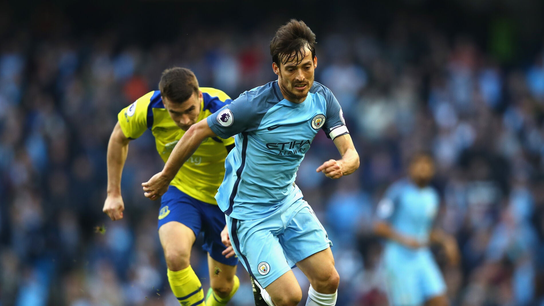 Silva conduce el bal&oacute;n en un partido con el Manchester City