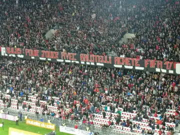 La afición del Niza, con Balotelli La afición del Niza, con Balotelli