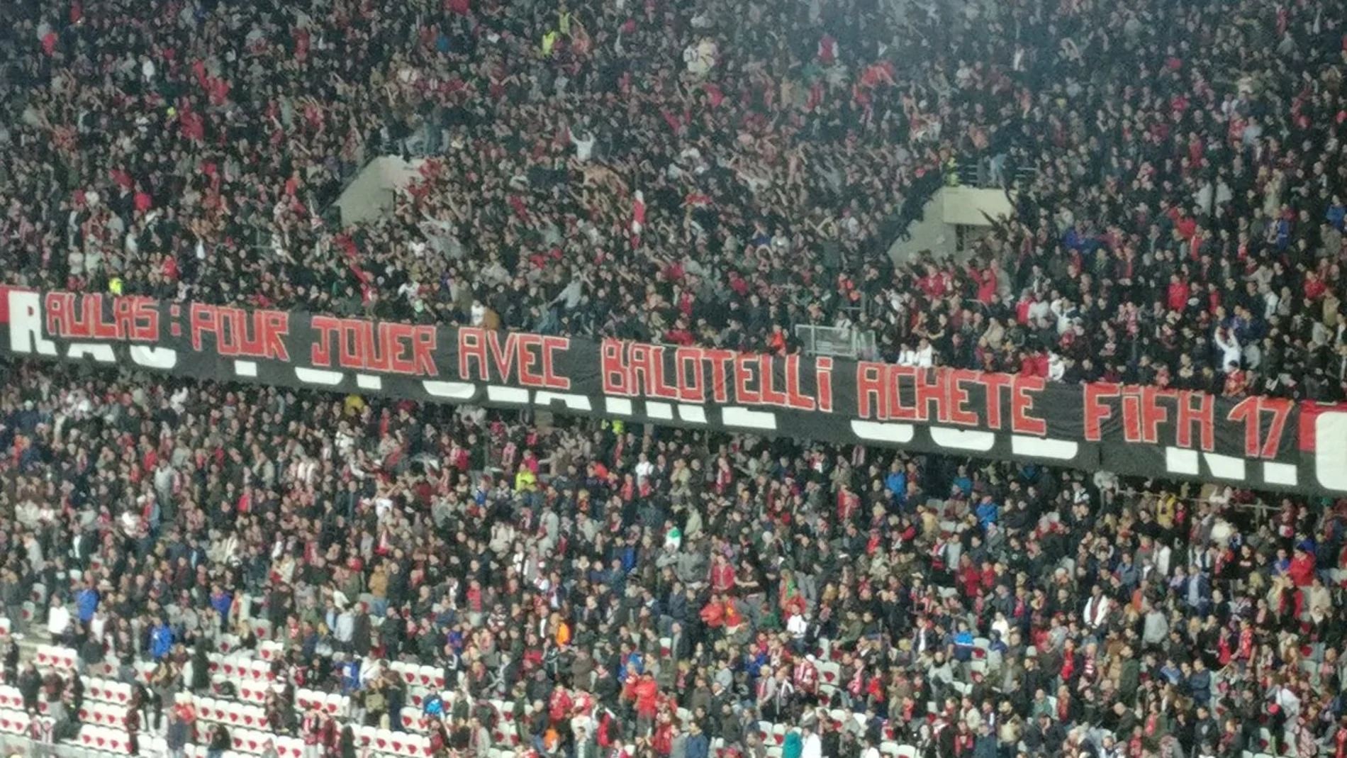 La afición del Niza, con Balotelli La afición del Niza, con Balotelli