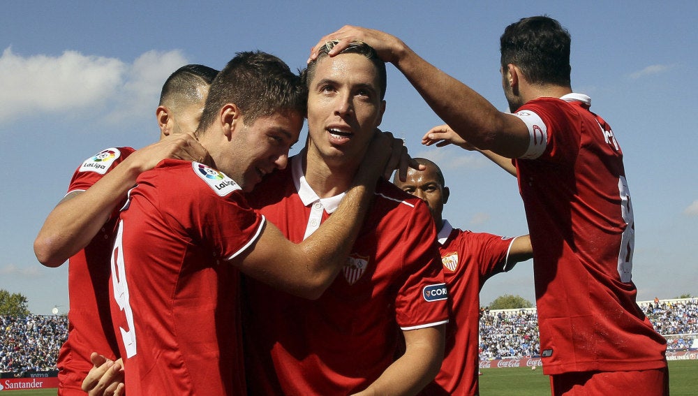 Los jugadores del Sevilla celebran un gol