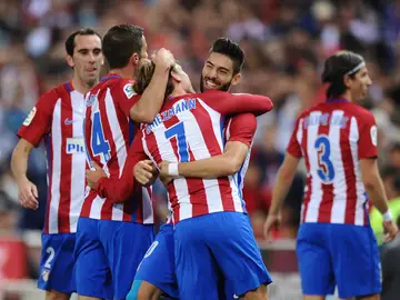 Los jugadores del Atlético de Madrid se abrazan para celebrar un gol Los jugadores del Atlético de Madrid se abrazan para celebrar un gol