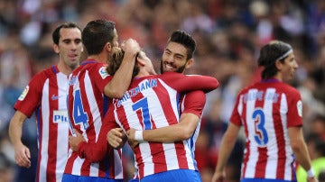 Los jugadores del Atlético de Madrid se abrazan para celebrar un gol