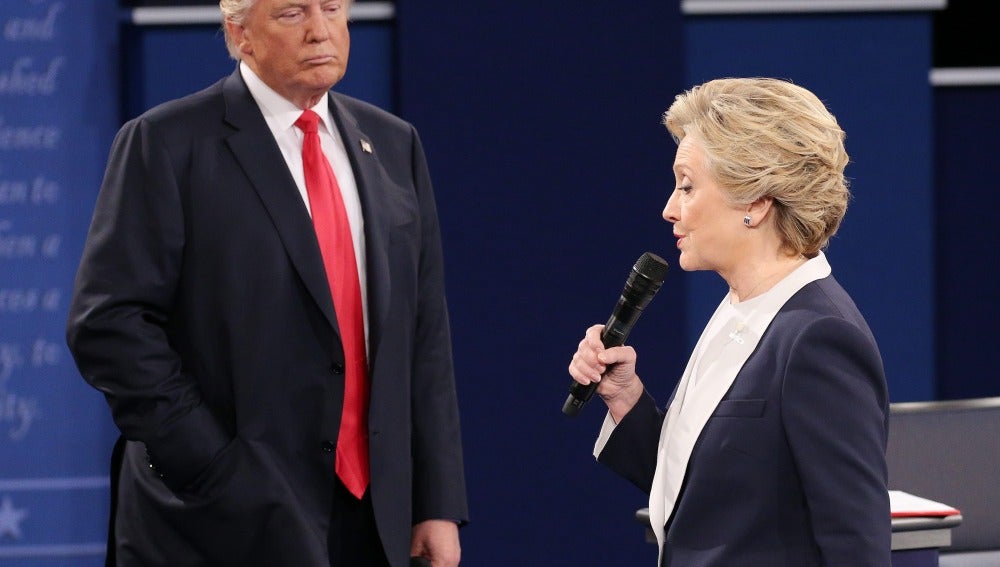 Donald Trump observa a Hillary Clinton durante un debate