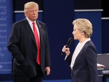 Donald Trump observa a Hillary Clinton durante un debate 
