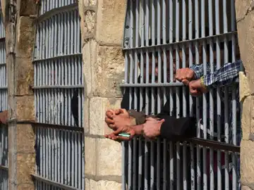 Imagen de varios presos encarcelados Imagen de varios presos encarcelados