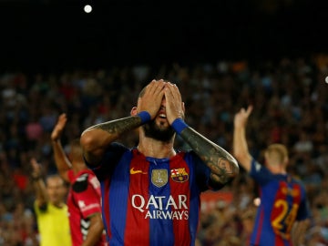 Aleix Vidal se lamenta con el Barça