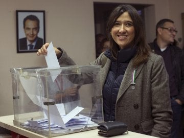 Nuria Parlón ejerce su derecho al voto